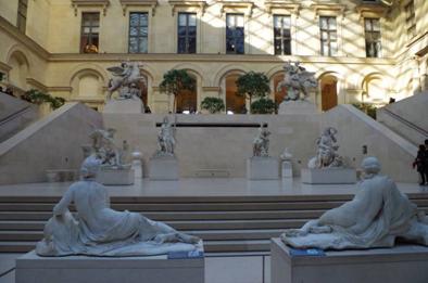パリ　フランス　ルーブル美術館